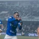 Cruzeiro vence Coritiba e assume 7º lugar no Brasileirão
