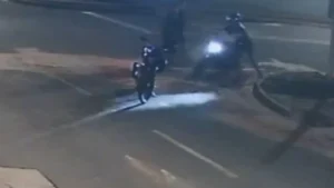 Moto é furtada após dupla cercar jovem nas Moreninhas