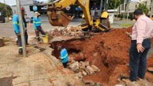 Obra em tubulação interdita trecho da Rua Joaquim Murtinho