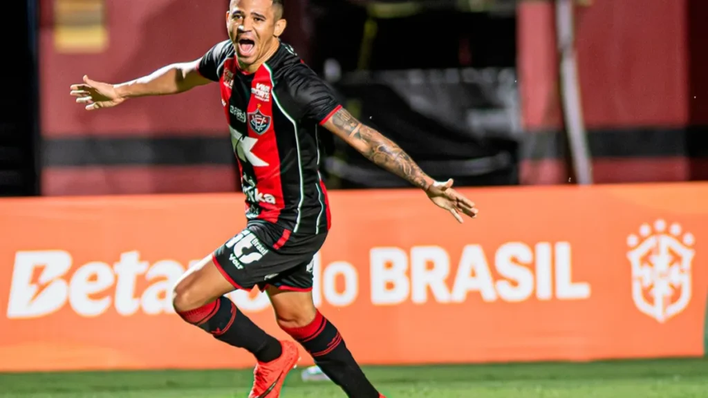 Vitória goleia Athletico-PR por 4 a 0 e avança às quartas