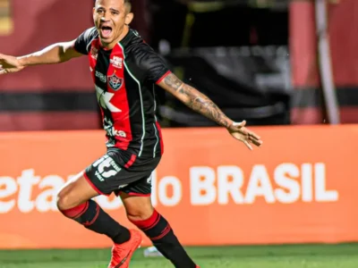 Vitória goleia Athletico-PR por 4 a 0 e avança às quartas