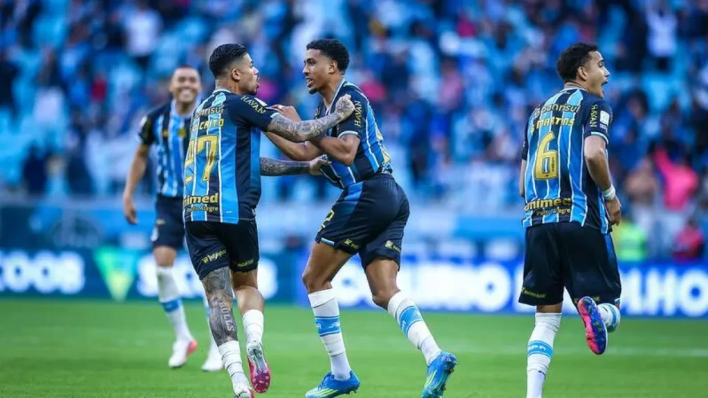 Grêmio vence São Paulo de virada e deixa a zona de rebaixamento