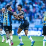 Grêmio vence São Paulo de virada e deixa a zona de rebaixamento
