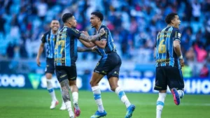 Grêmio vence São Paulo de virada e deixa a zona de rebaixamento