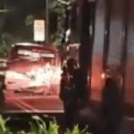 Caminhão tomba após acidente com F-1000 e trânsito lento na Heráclito