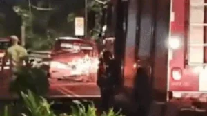 Caminhão tomba após acidente com F-1000 e trânsito lento na Heráclito