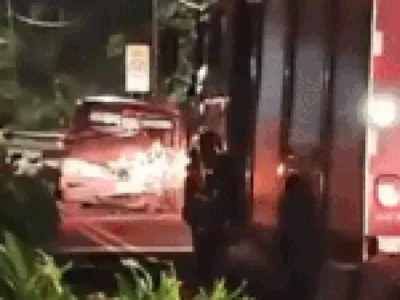 Caminhão tomba após acidente com F-1000 e trânsito lento na Heráclito