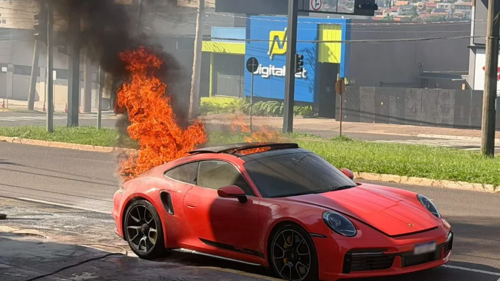 Pai e filho escapam de incêndio em Porsche de R$ 1 milhão no Dia dos Pais