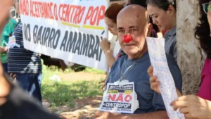 Moradores protestam contra Centro POP ao lado de escola no Amambaí