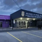 Jovem é morto com 10 tiros ao abrir portão de casa em MS