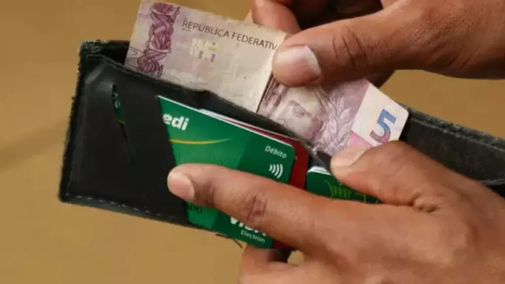 Brasileiros têm R$ 5,1 bilhões esquecidos em bancos; veja como sacar