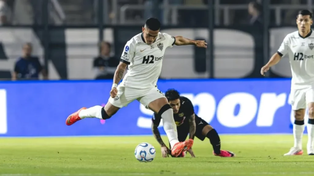 Cuello marca, Galo vence Bragantino e abre vantagem na Sul-Americana