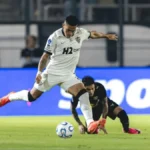 Cuello marca, Galo vence Bragantino e abre vantagem na Sul-Americana