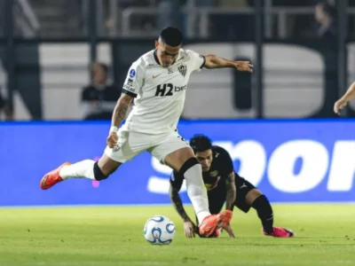 Cuello marca, Galo vence Bragantino e abre vantagem na Sul-Americana